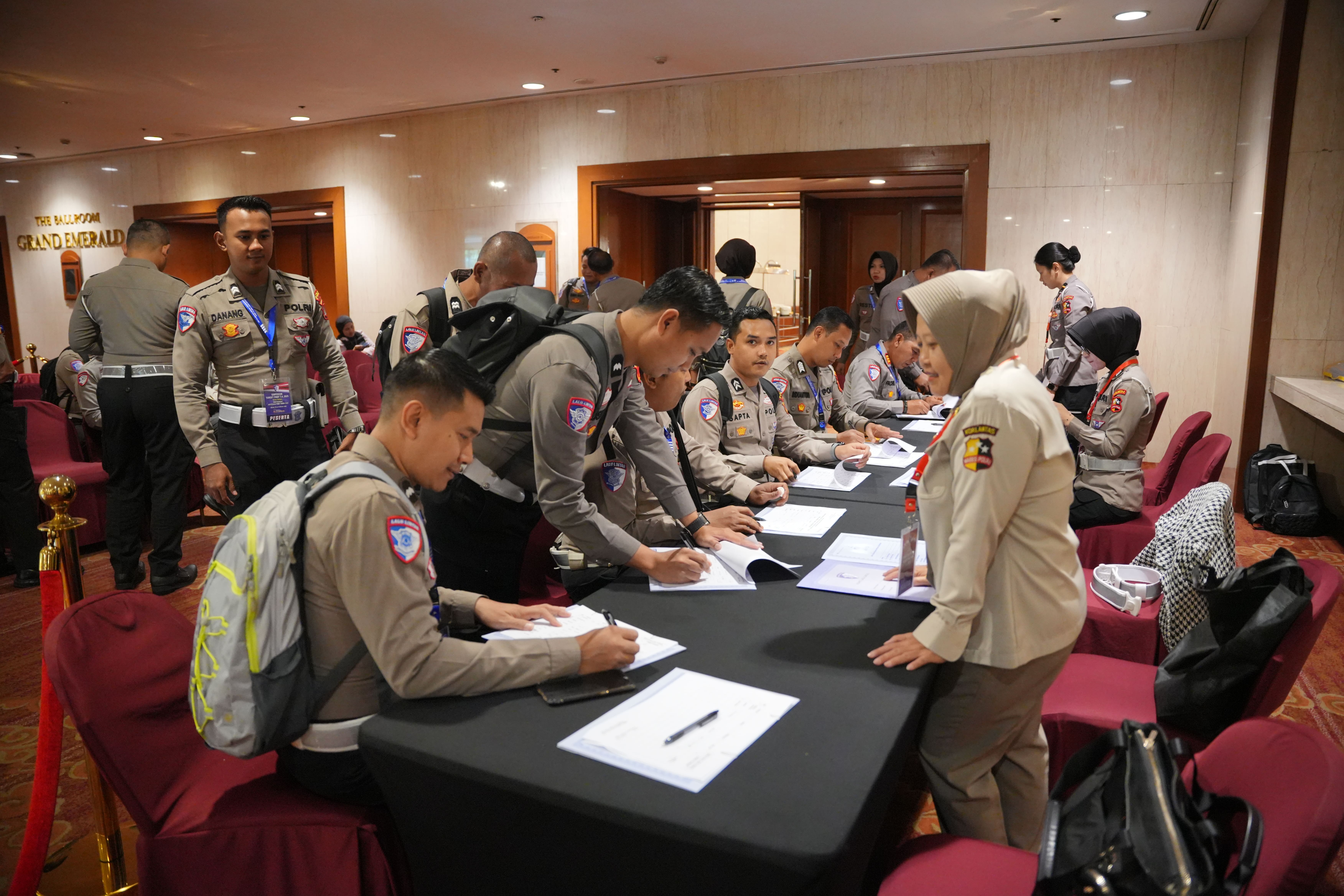 RAPAT ANEV MATERIEL REGIDENT DAN PNBP DI HOTEL REDTOP - JAKARTA, Tgl 15 OKT 2025