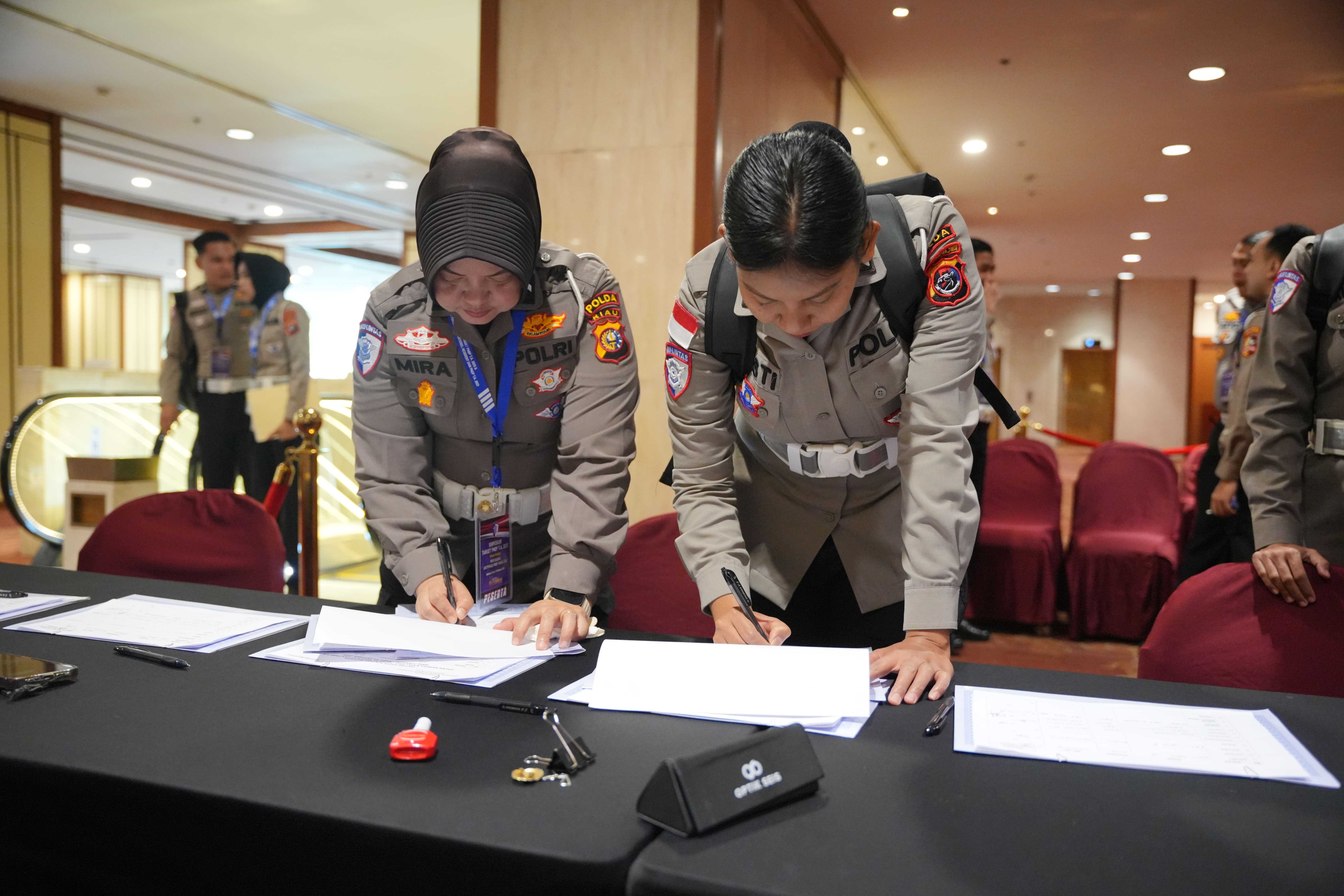 RAPAT ANEV MATERIEL REGIDENT DAN PNBP DI HOTEL REDTOP - JAKARTA, Tgl 15 OKT 2025